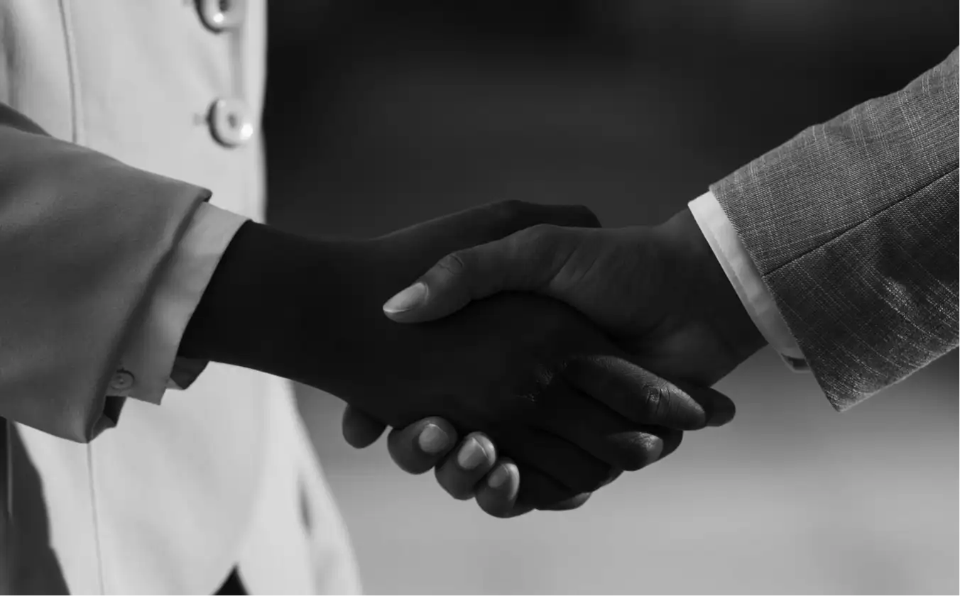 Deux personnes se serrant main philanthropie Future Africa